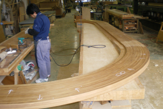 変形集成材の製造作業風景