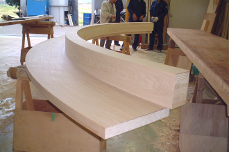 変形集成材の製造作業風景2